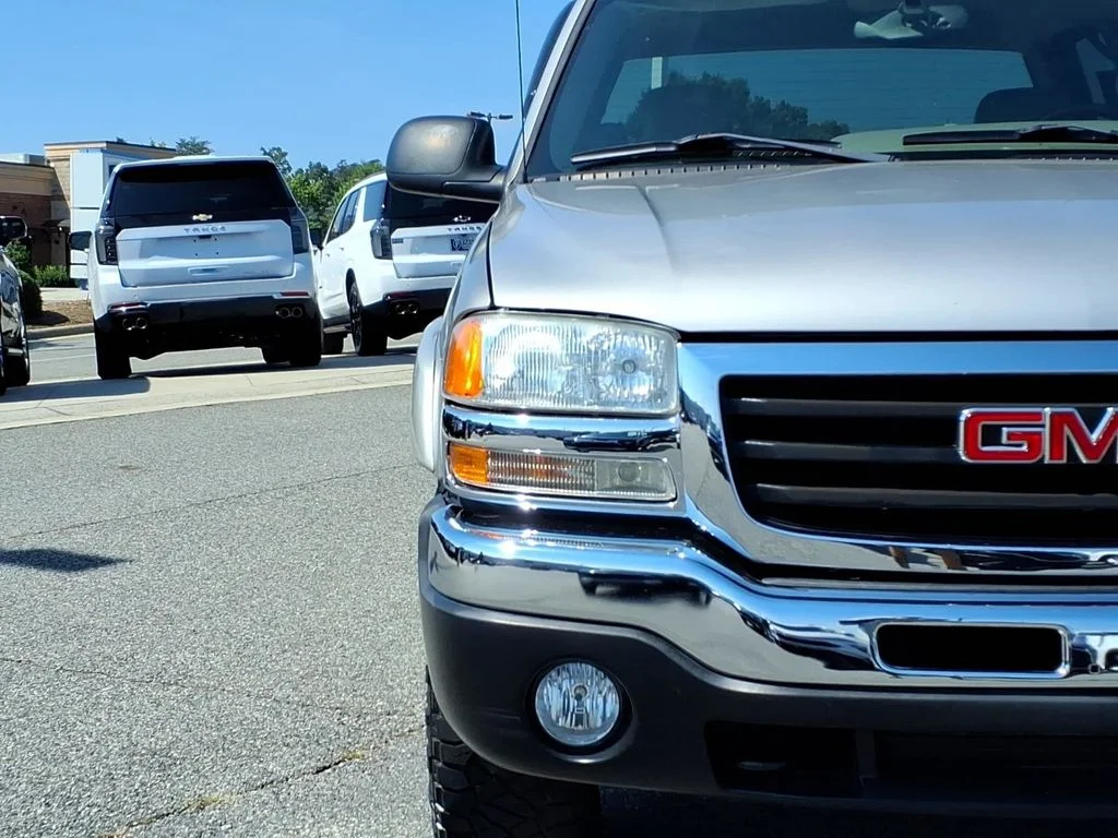 Used 2005 Silver GMC SLT image 29
