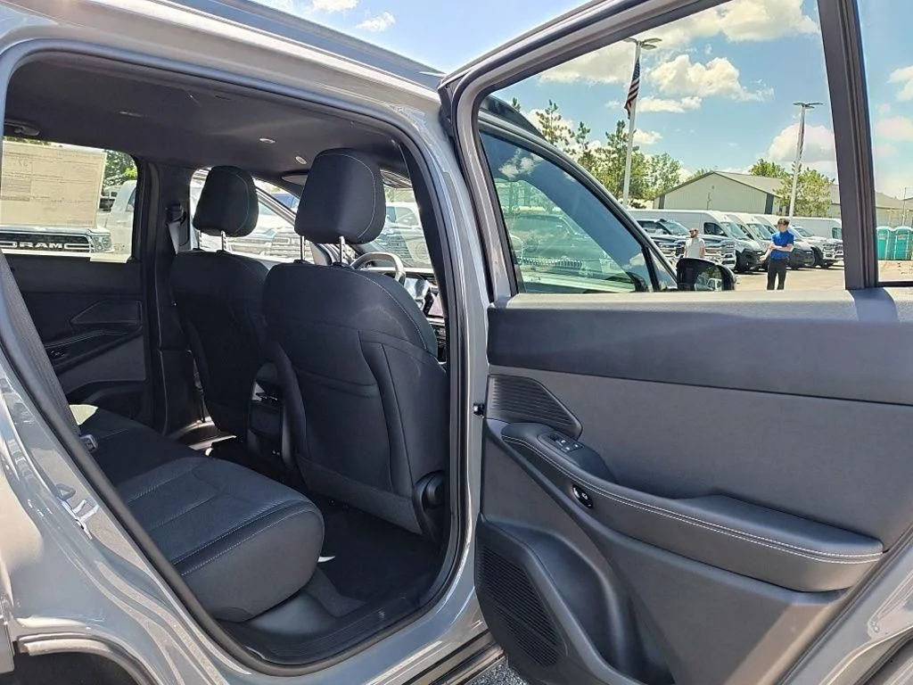 New 2026 Sting-Gray Clearcoat Jeep Laredo image 33