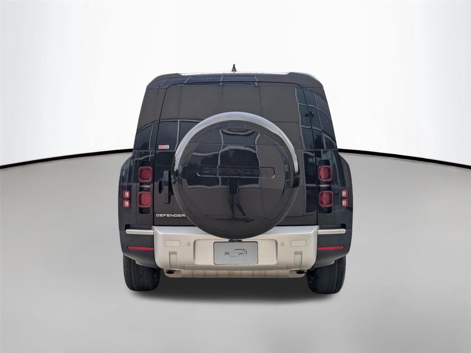 Used 2025 Santorini Black Metallic Land Rover S image 6