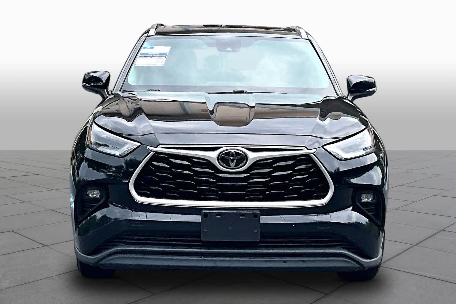 Used 2021 Midnight Black Metallic Toyota XLE image 4
