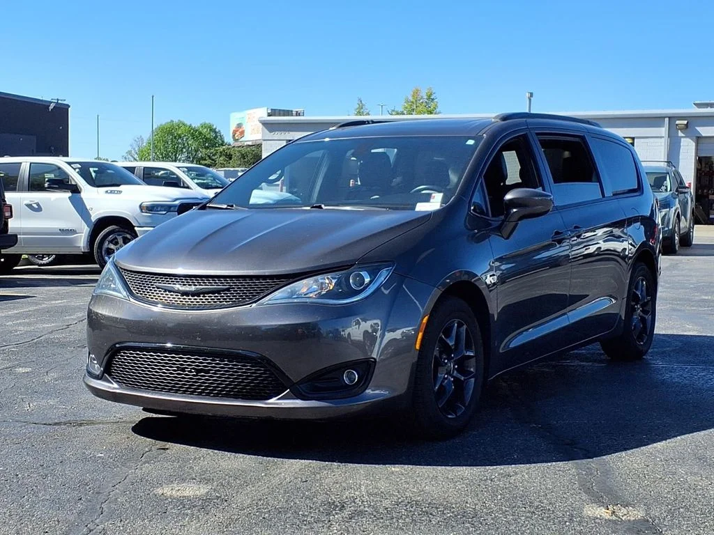 Used 2018 Chrysler Pacifica Touring L Plus with VIN 2C4RC1EG9JR234977 for sale in Kansas City