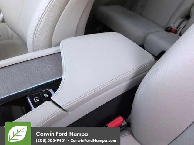 Used 2023 Onyx Black Metallic Volvo  image 18