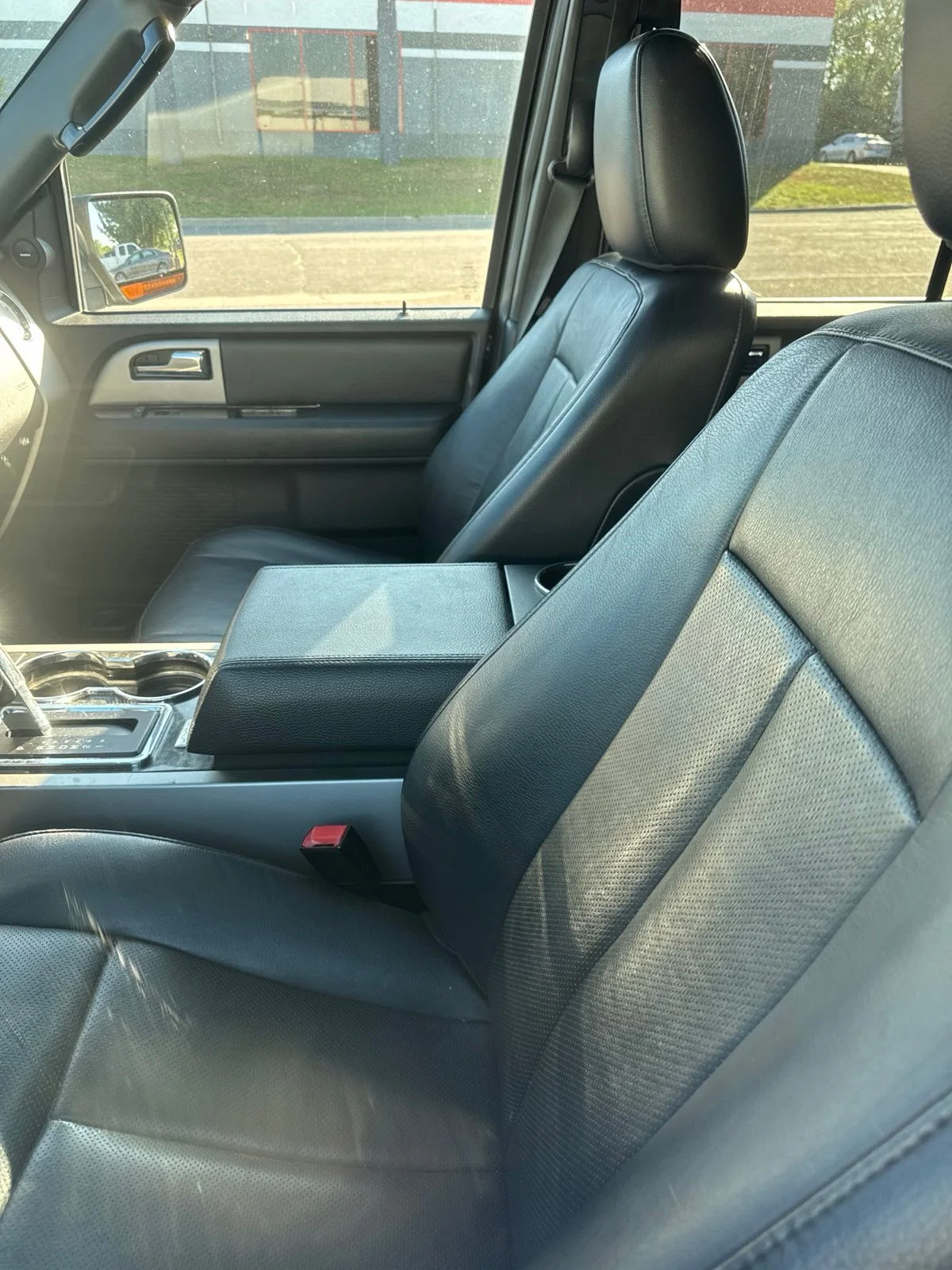 Used 2017  Ford Limited image 8