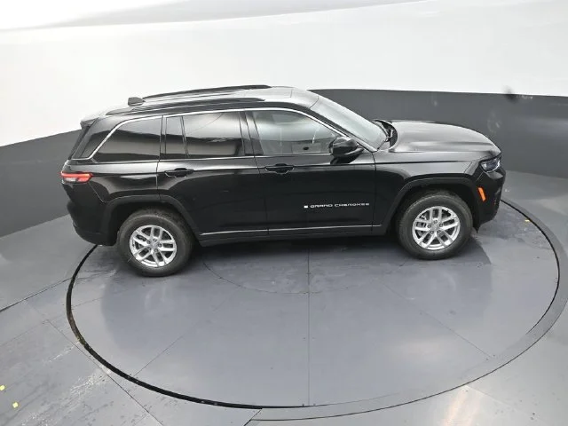 New 2026 Diamond Black Crystal Pearl-Coat Exterior Paint Jeep Laredo X image 17