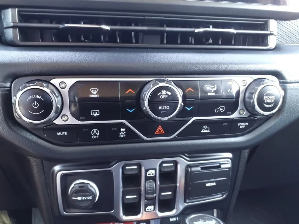 Used 2024 Granite Crystal Clearcoat Metallic Jeep Rubicon image 18