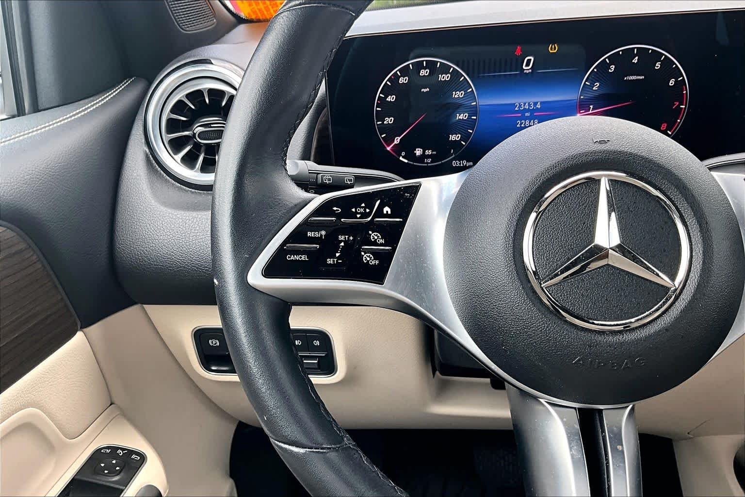 Used 2025 Polar White Mercedes-Benz GLB 250 image 24