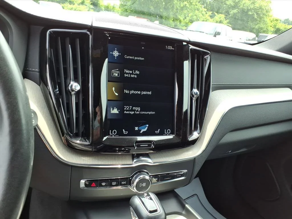 Used 2020 Bright Silver Metallic Volvo Inscription image 19