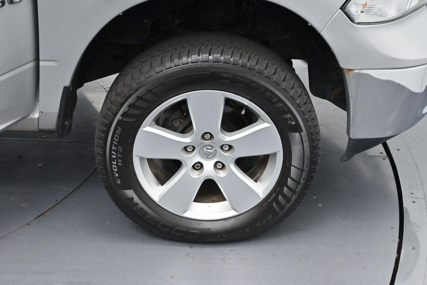 Used 2015 Bright Silver Metallic Clearcoat Ram SLT image 29