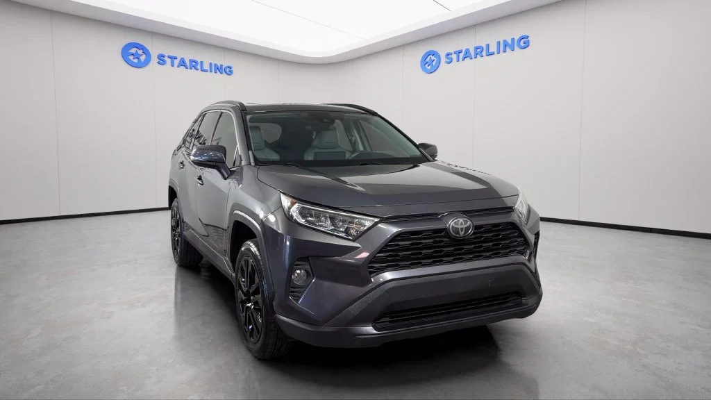 Used 2020  Toyota XLE Premium image 16
