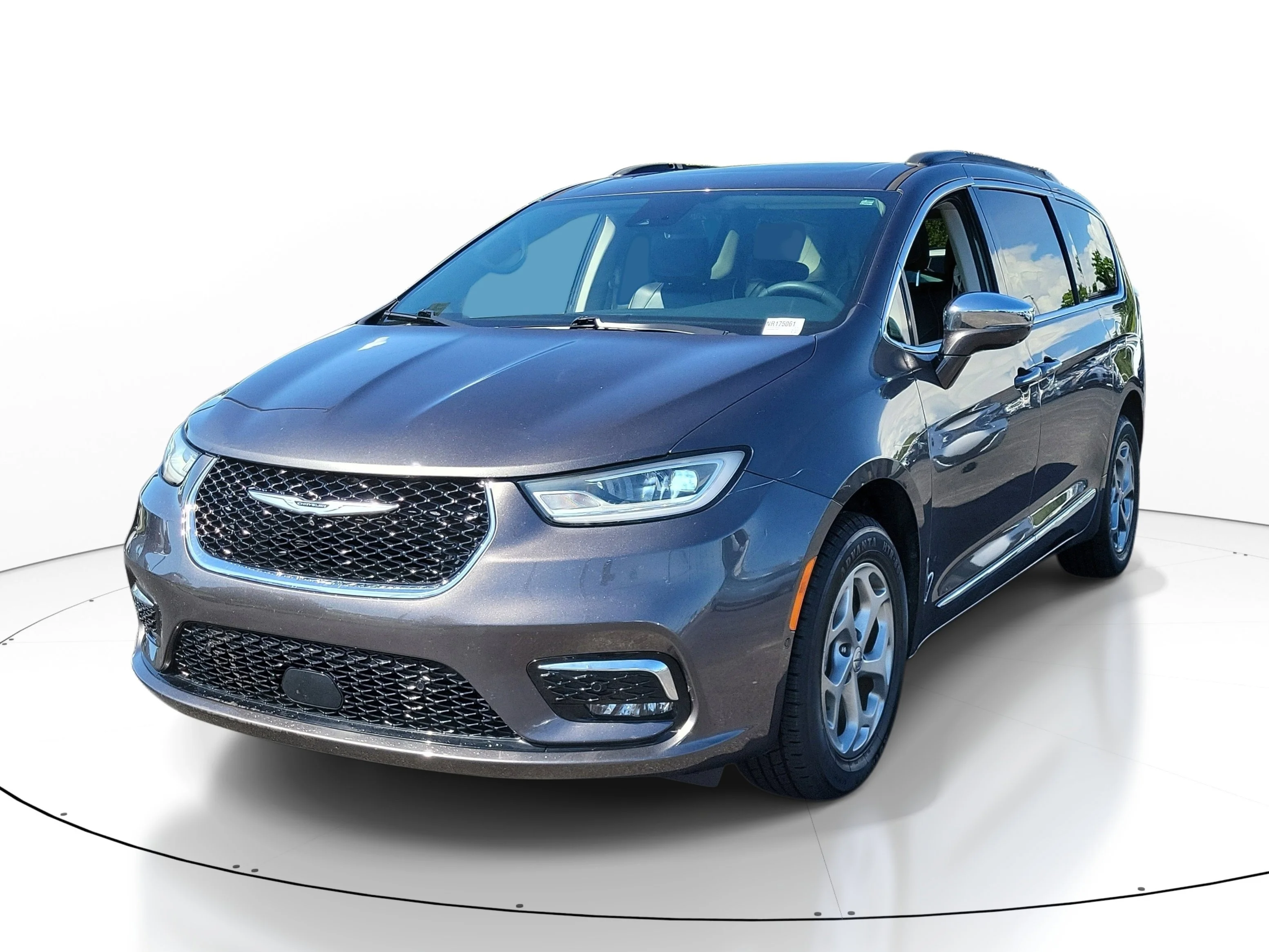 Used 2022 Granite Crystal Metallic Clearcoat Chrysler Limited image 3