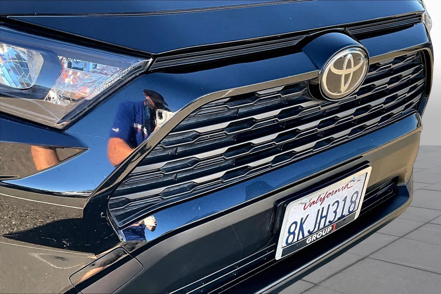 Used 2019 Midnight Black Metallic Toyota LE image 29