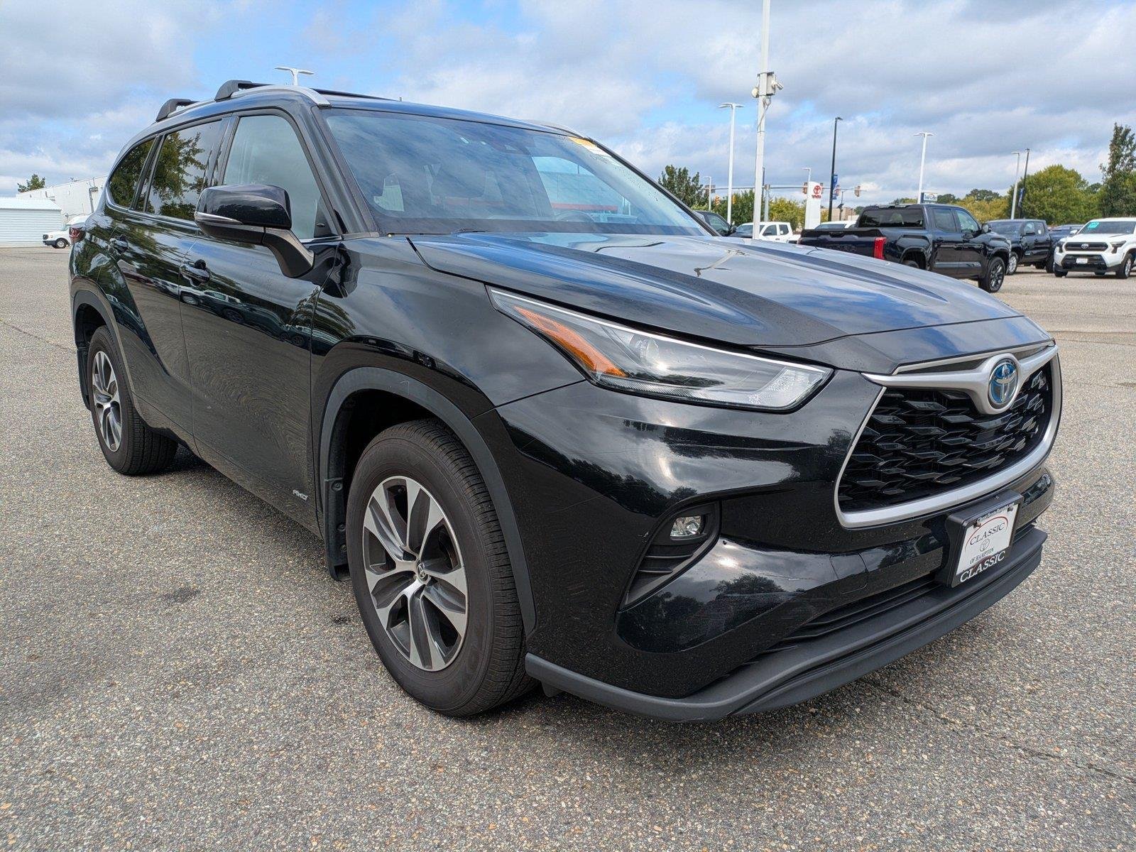 Used 2022 Midnight Black Metallic Toyota Hybrid XLE image 2