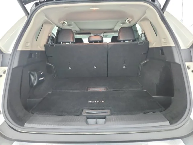 Used 2021 White Nissan Platinum image 42