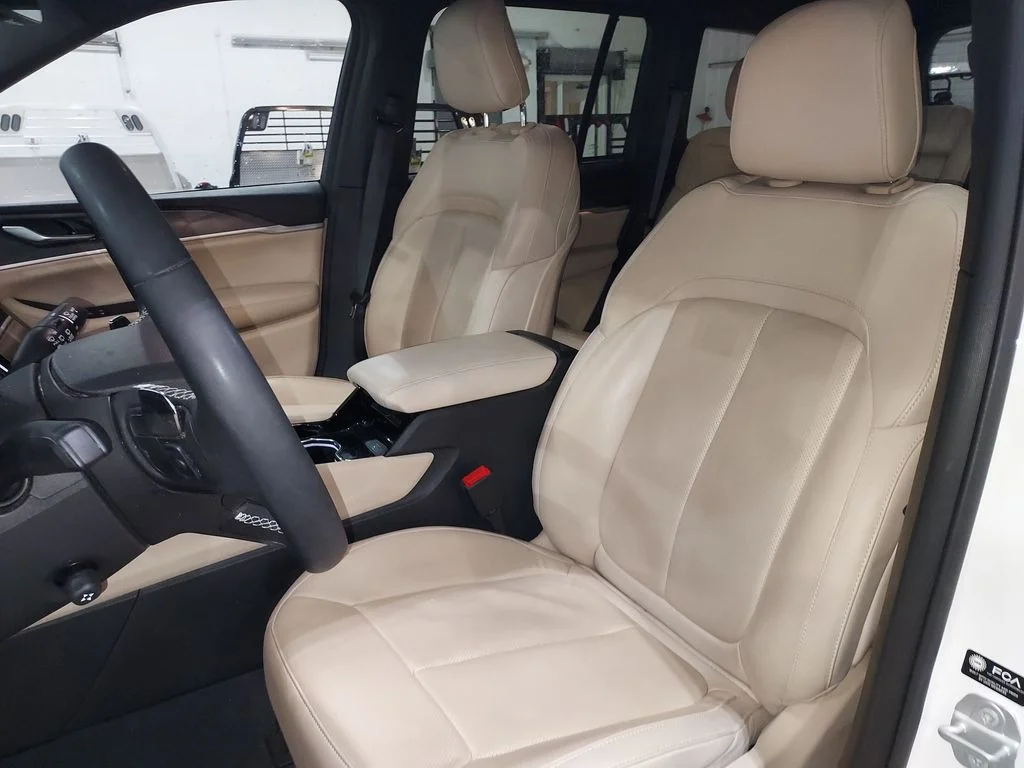 Used 2023 White/off-white Jeep Limited image 17