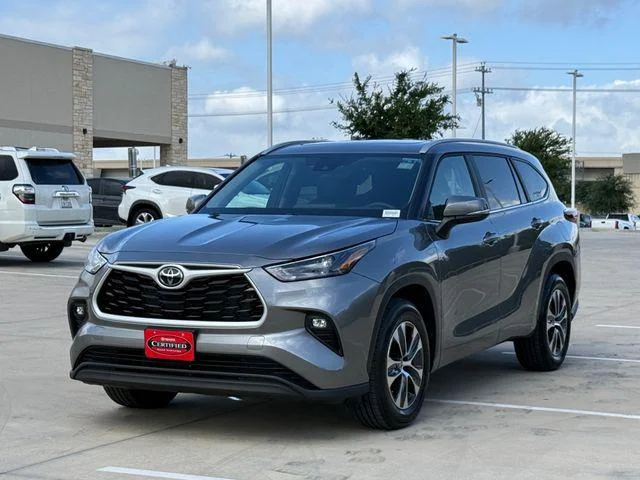 Certified Used 2025  Toyota XLE image 36