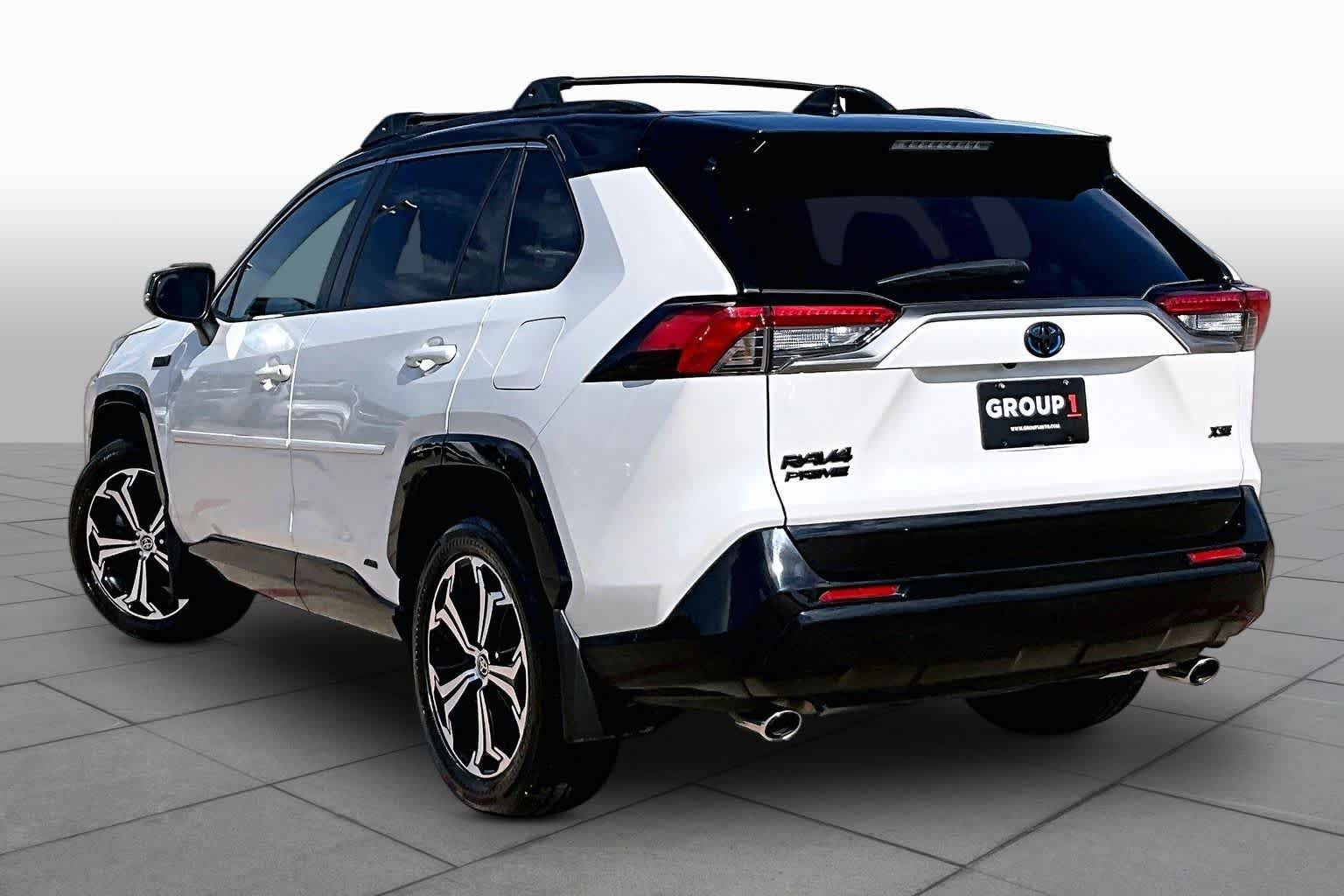 Used 2022 Blizzard Pearl/Midnight Black Metallic Toyota XSE image 12