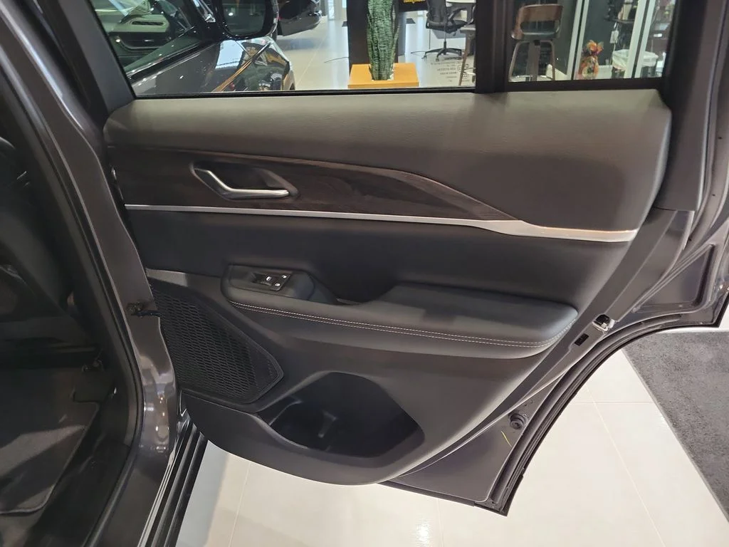 New 2026 Baltic Gray Metallic Clear-Coat Exterior Paint Jeep Altitude image 32