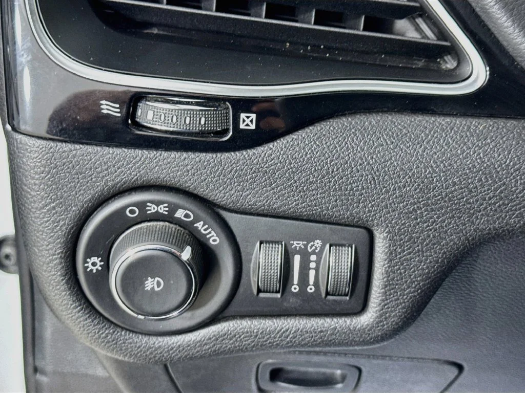 Used 2020 Bright White Clearcoat Jeep Latitude Plus image 11