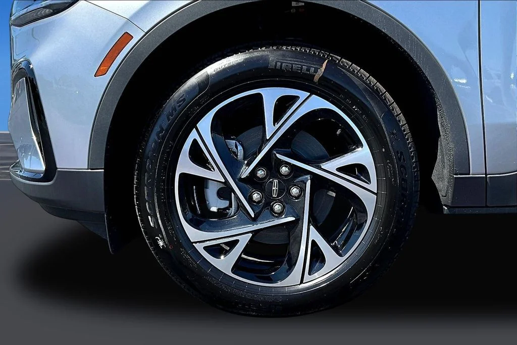 New 2026 Silver Radiance Metallic Clearcoat Lincoln Premiere image 13