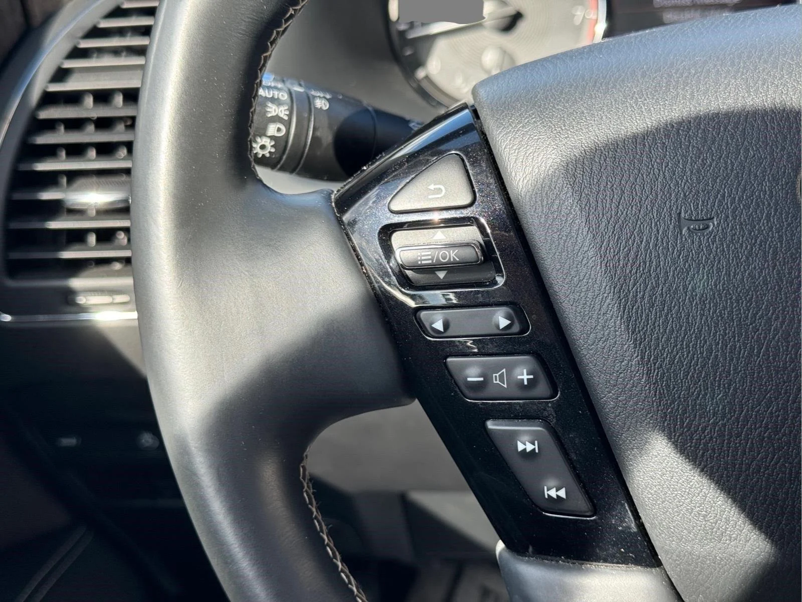 Used 2022 Champagne Quartz INFINITI PREMIUM SELECT image 22