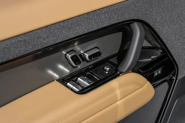 New 2026  Land Rover SE image 50
