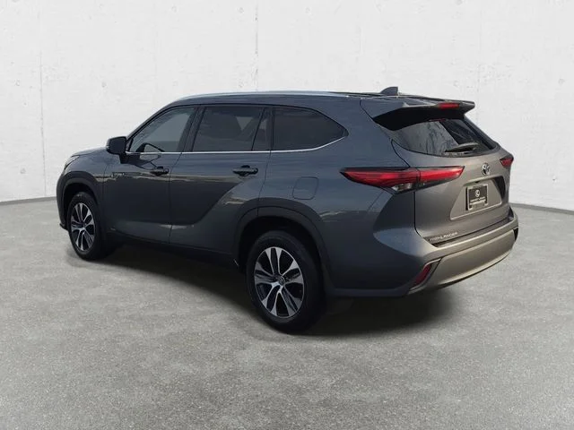 Used 2020 Magnetic Gray Metallic Toyota XLE image 7