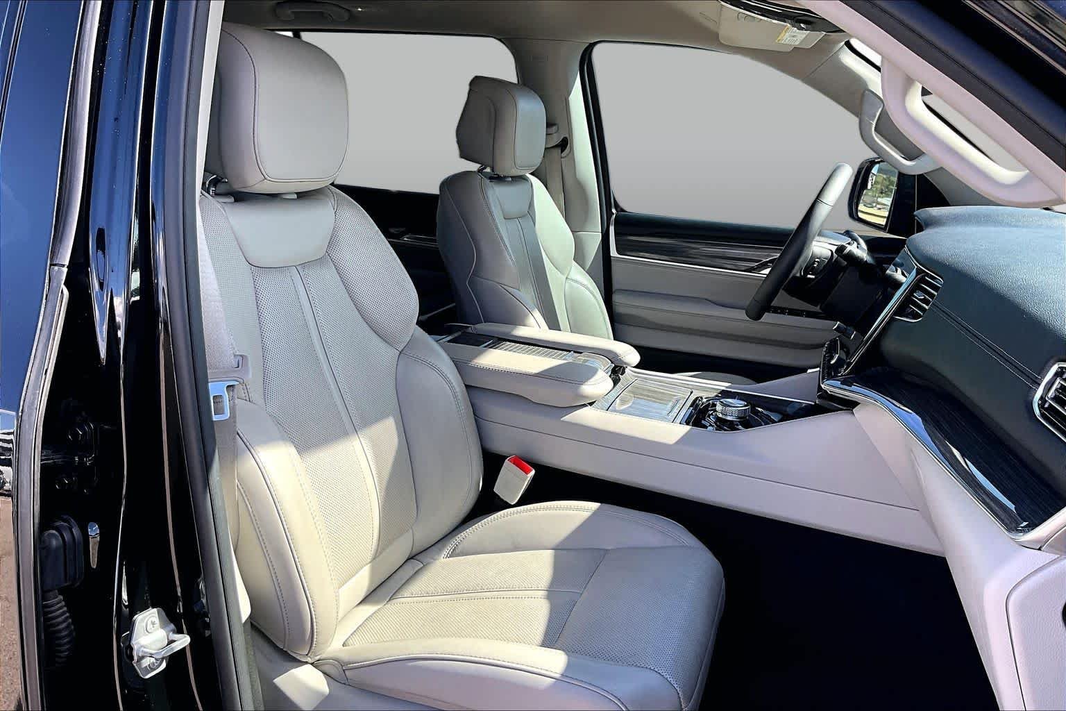 Used 2022 Diamond Black Crystal Pearlcoat Jeep Series III image 8