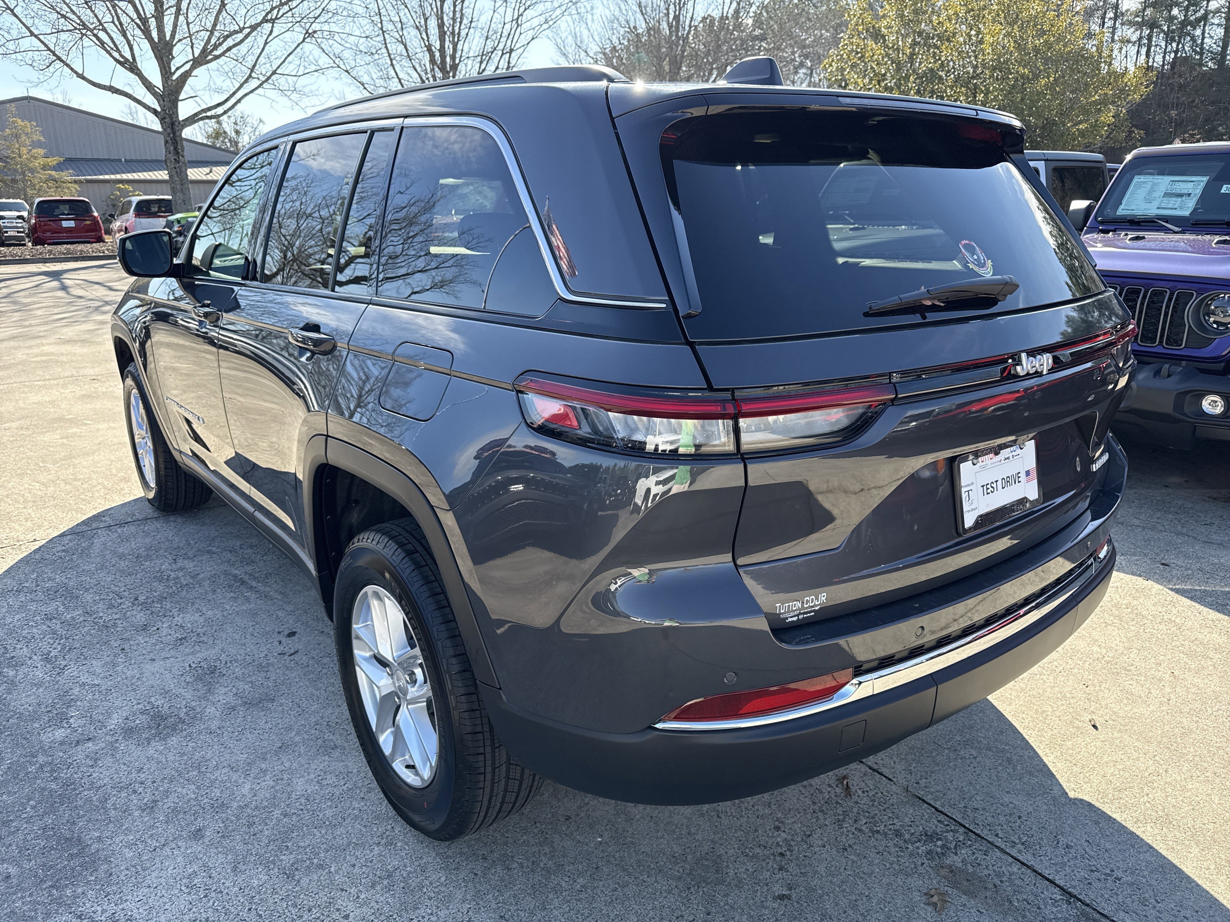 New 2025 Baltic Gray Metallic Clearcoat Jeep Laredo image 5