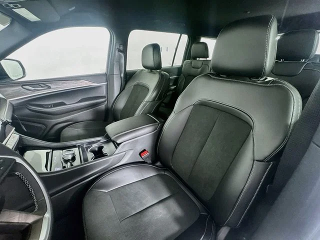 New 2026 Bright White Clear-Coat Exterior Paint Jeep Laredo image 20
