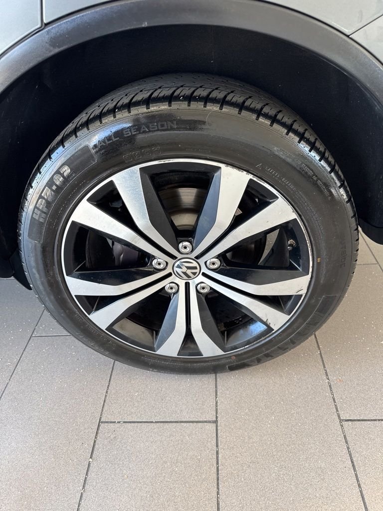 Used 2017 Gray Volkswagen V6 image 19