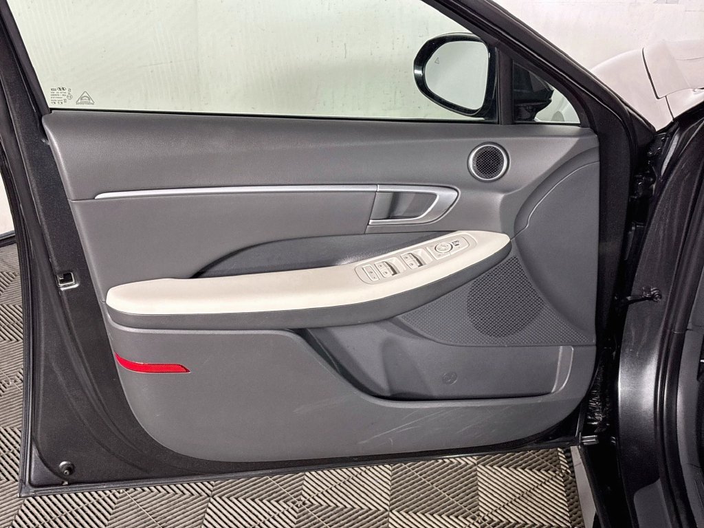 Used 2025 Gray Hyundai SEL image 10