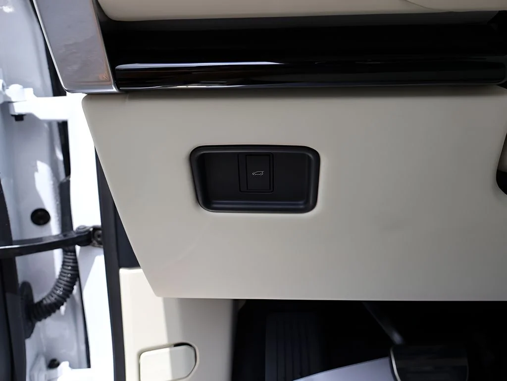 New 2026 Ostuni Pearl Wht Prem Met Land Rover Autobiography image 33