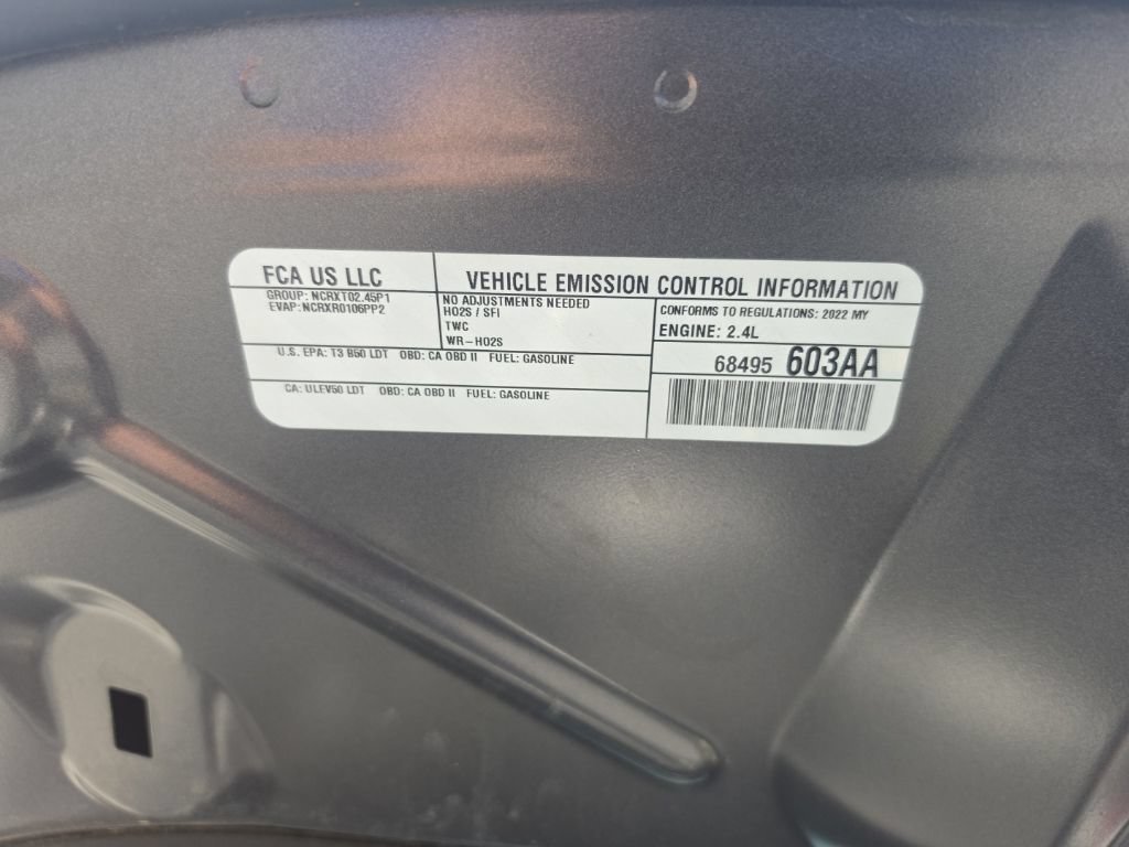 Used 2022 Gray Jeep Latitude FWD image 5