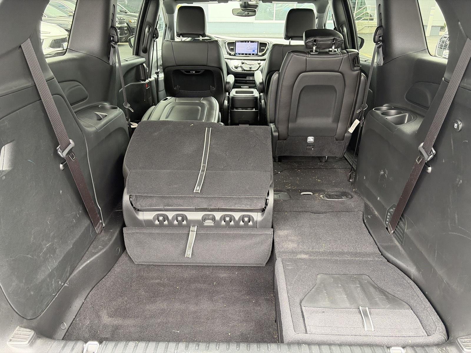Used 2026 Diamond Black Crystal Pearlcoat Chrysler Select image 10