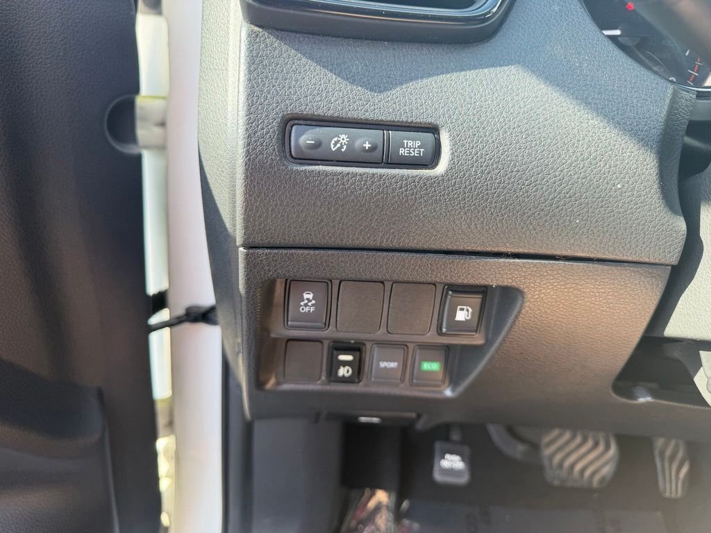 Used 2018 White Nissan S image 5