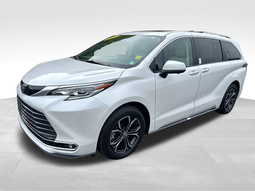 2025 Toyota Sienna Platinum 7-Passenger Hybrid AWD's photo