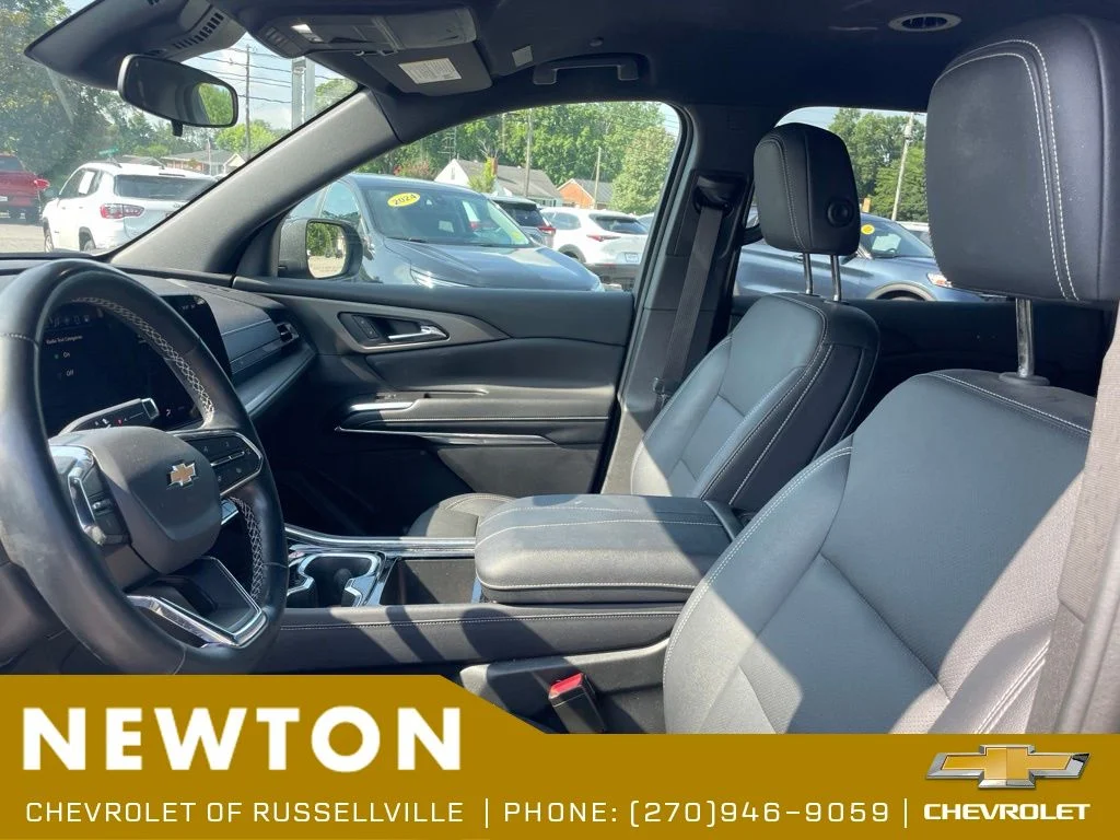 Used 2025 Black Metallic Chevrolet LT image 4