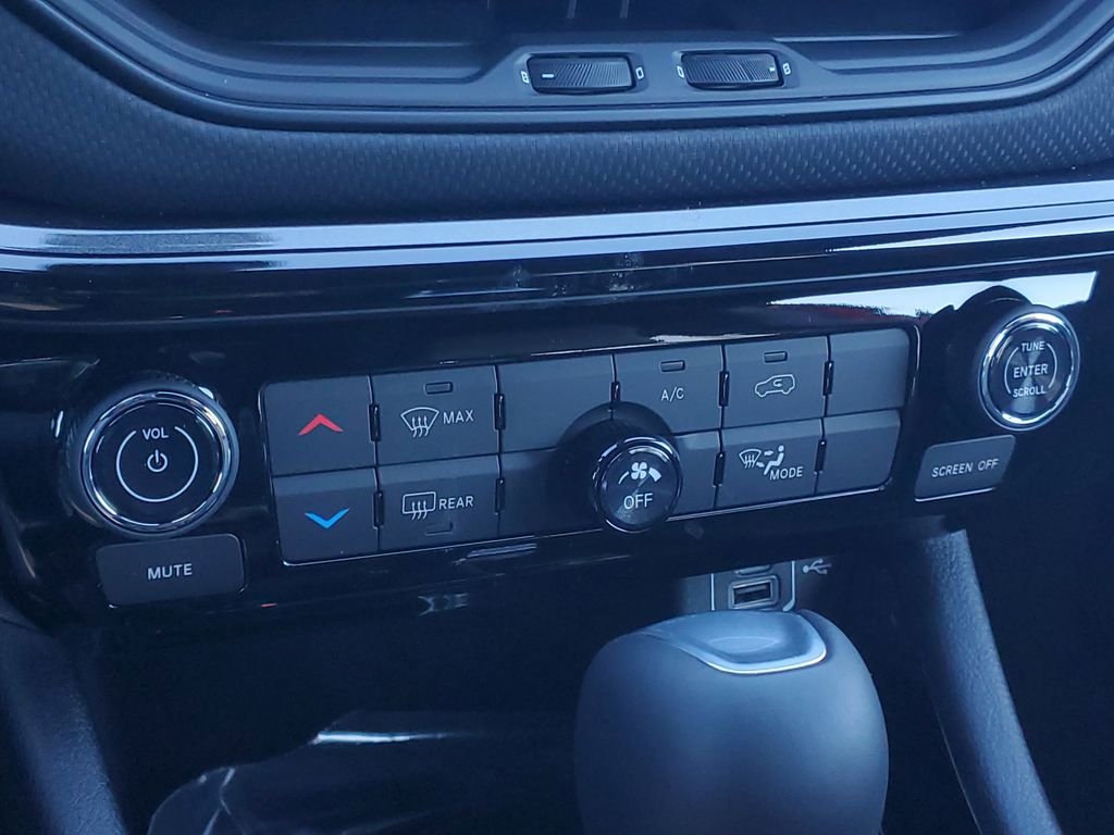 New 2026 Red Hot Pearlcoat Jeep Latitude image 28