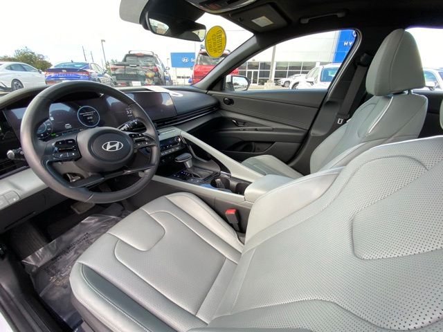 2025 Hyundai Elantra Limited - Photo 11