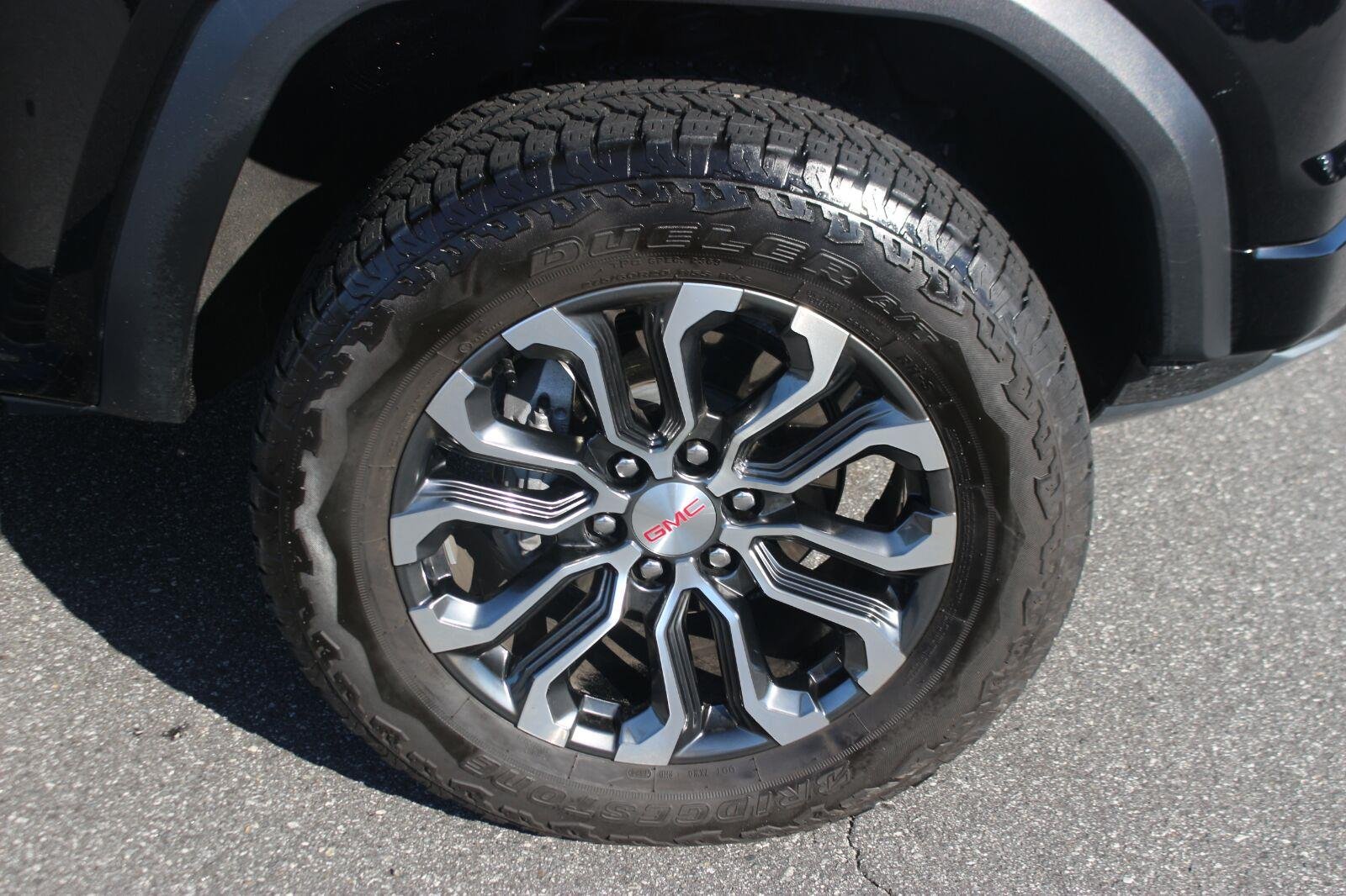 Used 2024 Onyx Black GMC Denali image 36