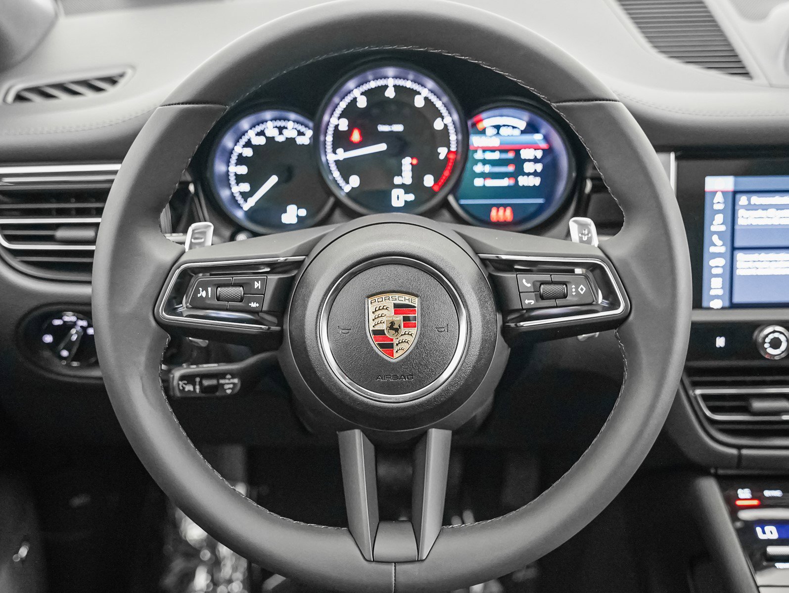 2025 Porsche Macan - Photo 17