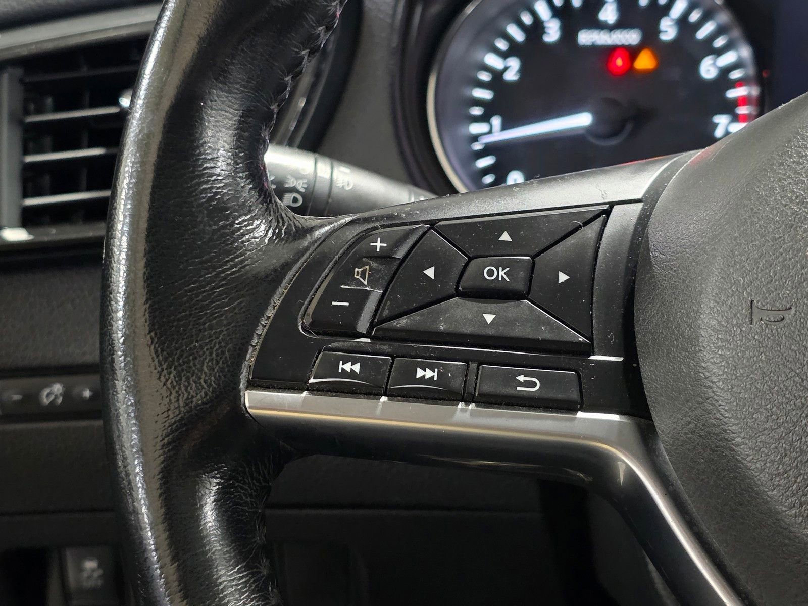 Used 2018  Nissan SV image 31