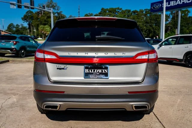 Used 2016 Luxe Metallic Lincoln Reserve image 5