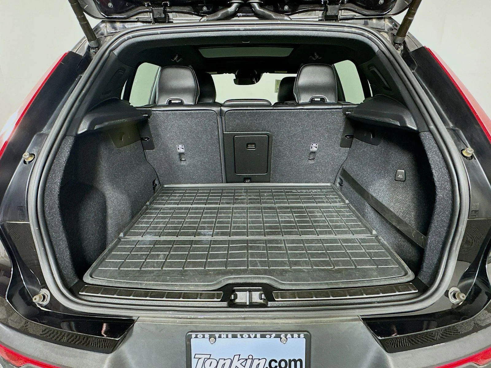 Used 2021 Black Volvo R-Design image 27