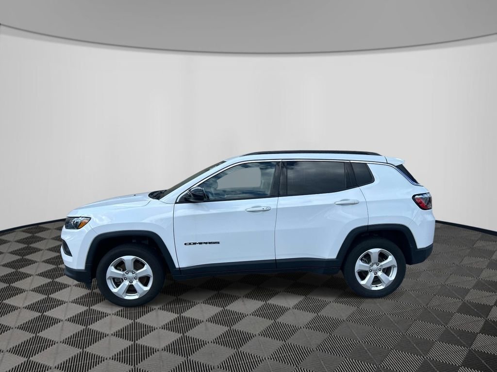 Used 2022 White Jeep Latitude image 2