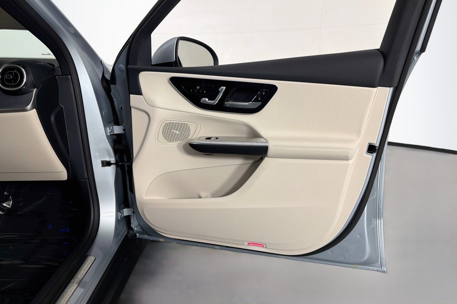 New 2026 Cirrus Silver Metallic Mercedes-Benz GLC 300 SUV image 23