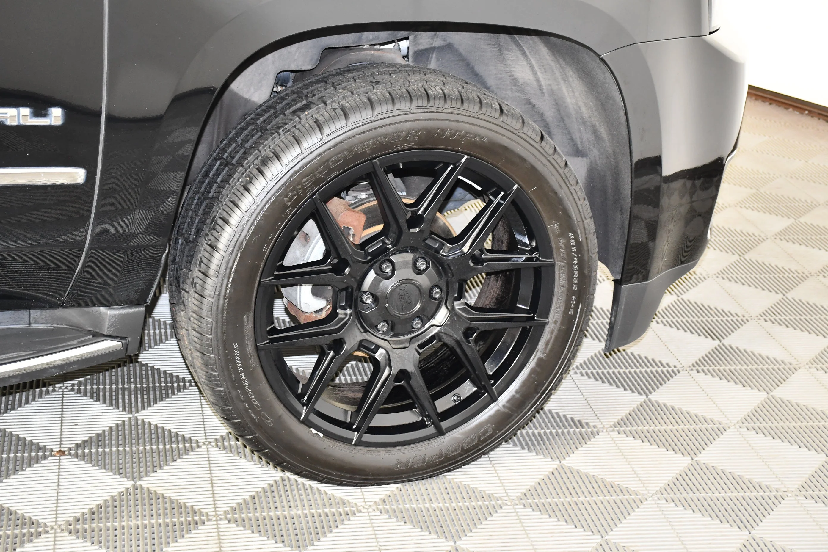 Used 2018 Onyx Black GMC Denali image 57