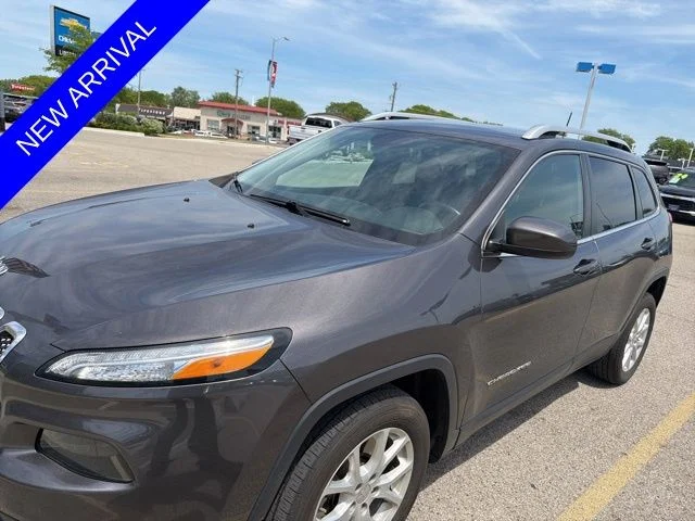 Used 2018 Gray Jeep Latitude Plus image 1