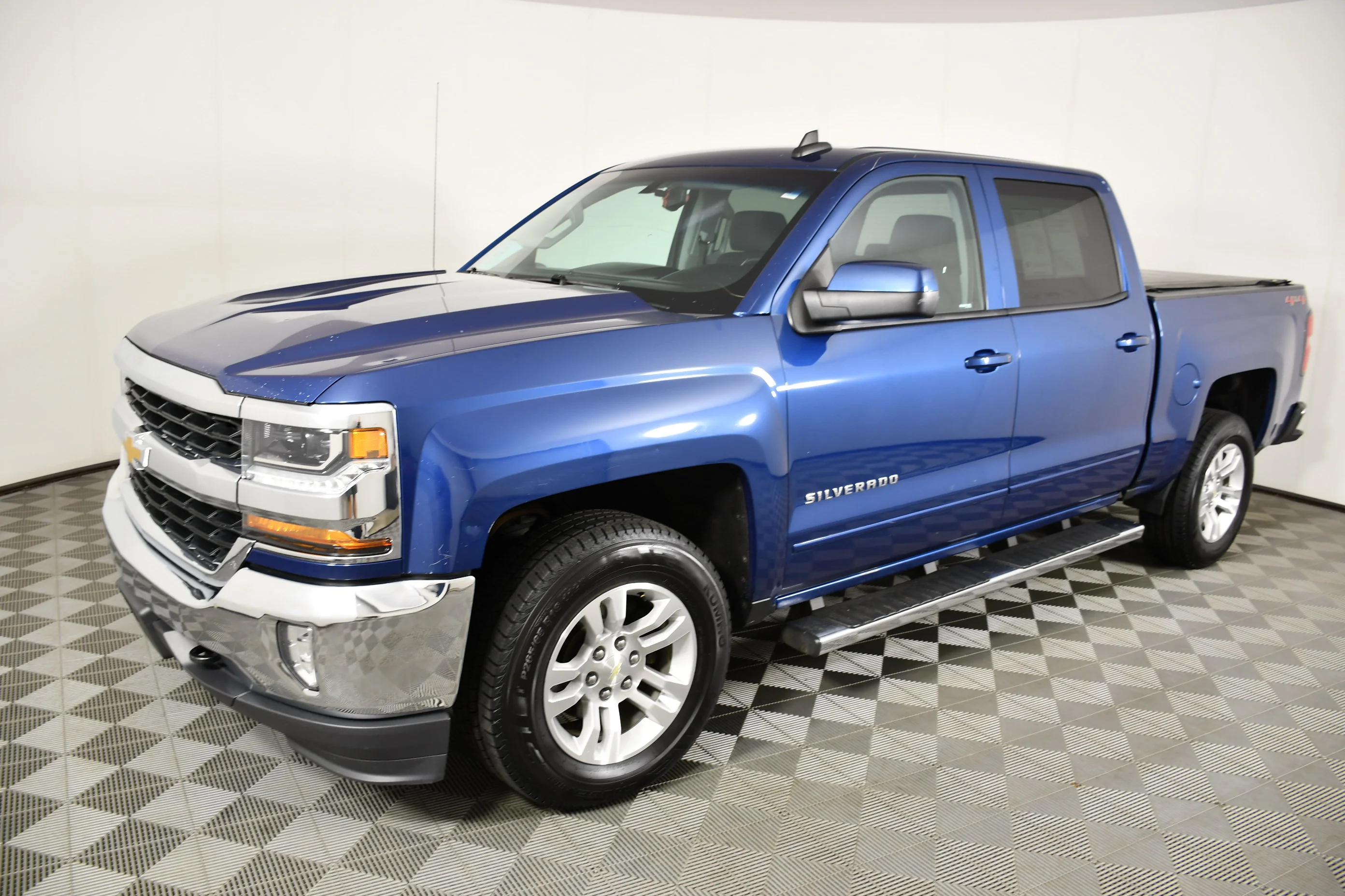 Used 2018 Deep Ocean Blue Metallic Chevrolet LT image 10