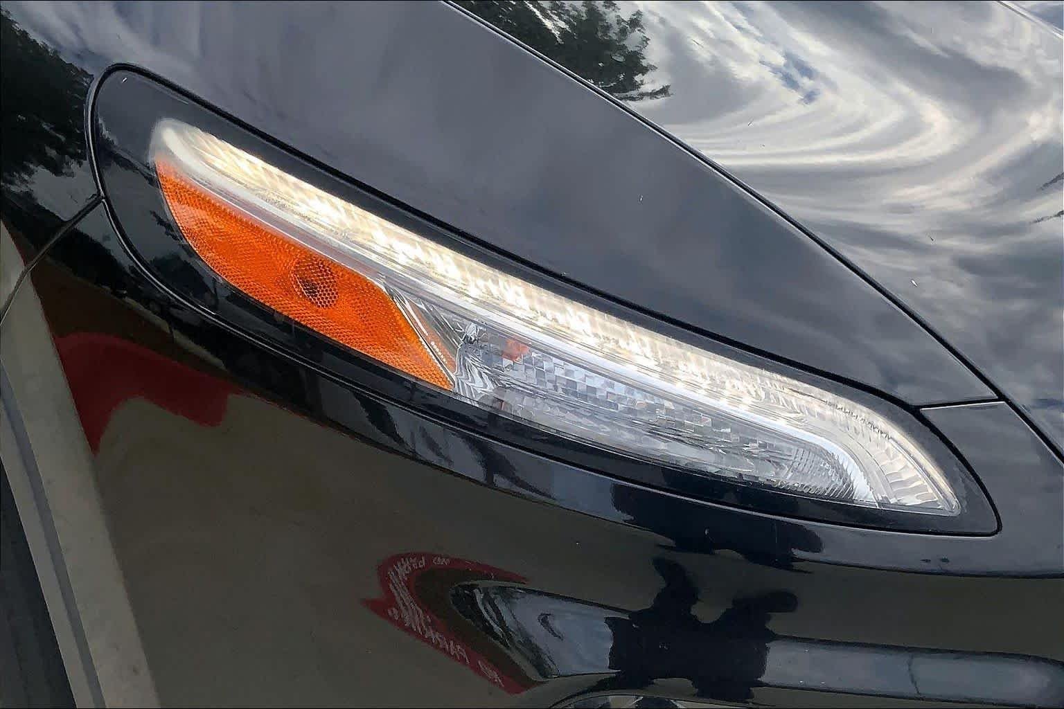 Used 2015 Brilliant Black Crystal Pearlcoat Jeep Latitude image 27